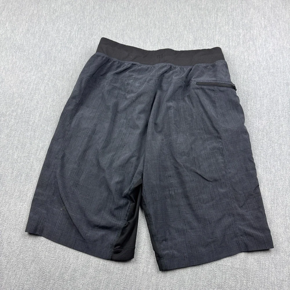 Lululemon Shorts Men Small Gray T.H.E. Running Workout Logo Gym Stretch Training